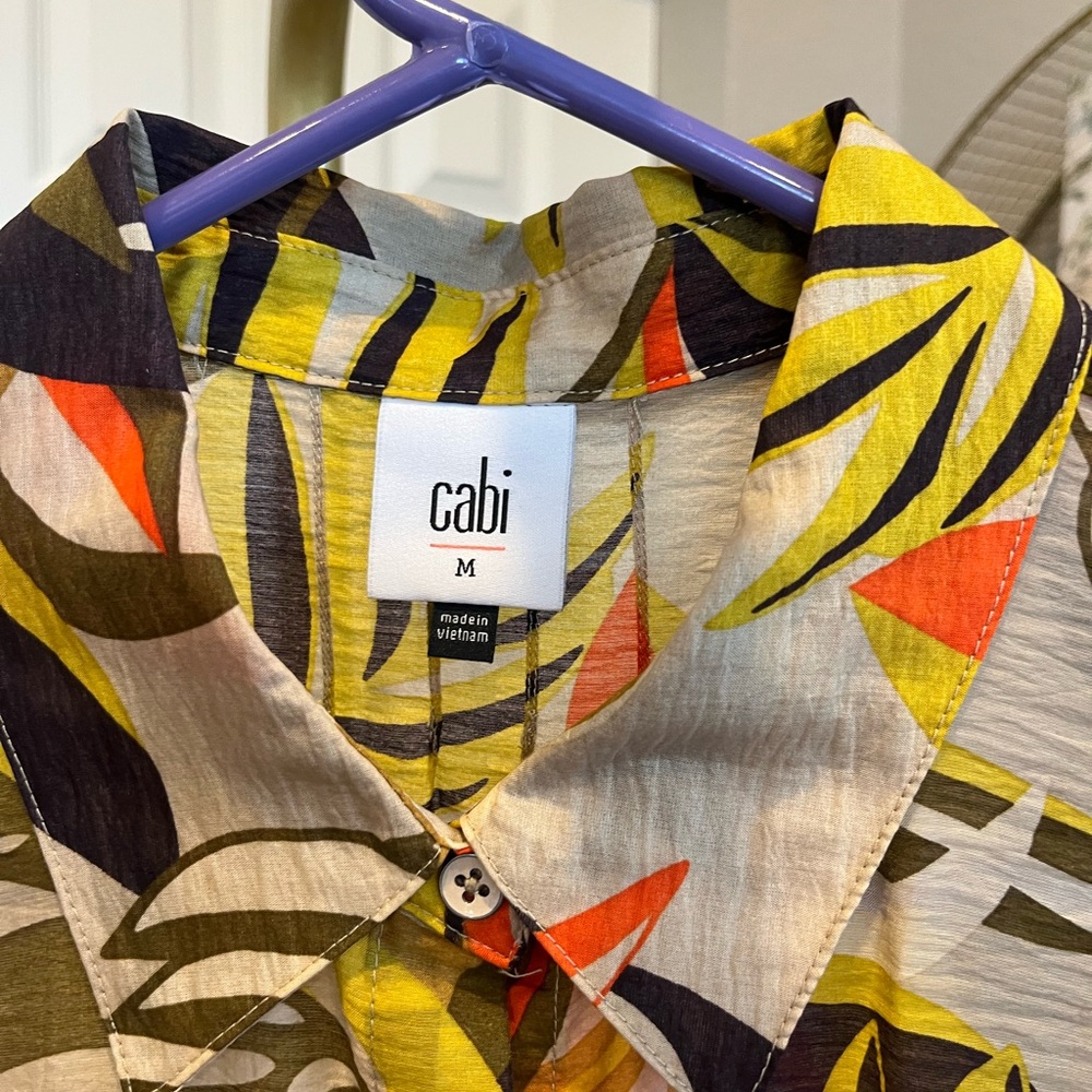 CAbi Bali Top Tropical Blouse Size Medium Lightweight Great for Spring Break - Picture 3 of 5